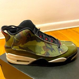 Worn handful of times. No creases and in “like nee” condition